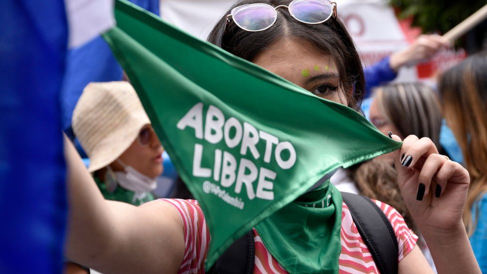 Mujeres se manifestaron este lunes a favor del aborto en las afueras del Palacio de Justicia de Colombia.