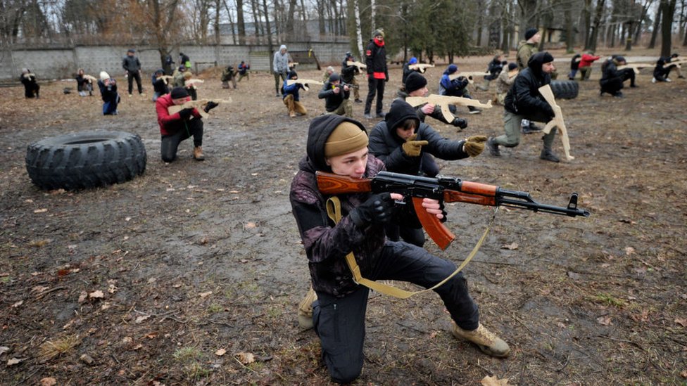 Ucranianos se entrenan para portar armas.