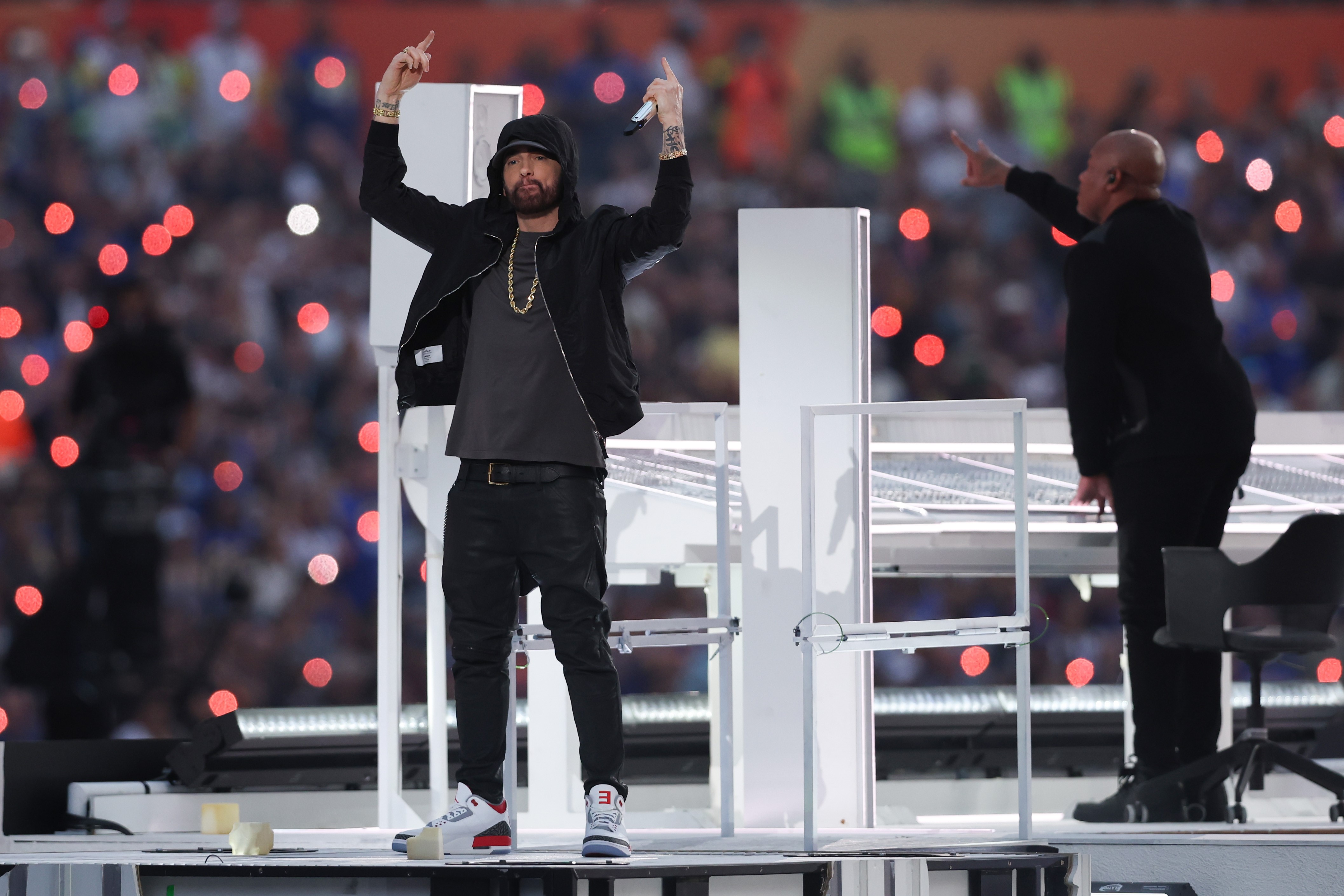 Eminem y Dr. Dre durante su actuación en el medio tiempo del Super Bowl LVI en el SoFi Stadium. (Foto Prensa Libre: AFP)