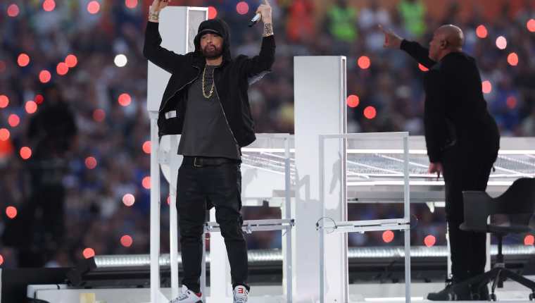 Eminem y Dr. Dre durante su actuación en el medio tiempo del Super Bowl LVI en el SoFi Stadium. (Foto Prensa Libre: AFP)