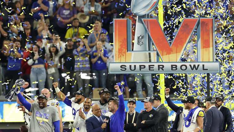 Von Miller #40 de Los Angeles Rams sostiene el trofeo Vince Lombardi después del Super Bowl LVI en el SoFi Stadium. (Foto Prensa Libre: AFP)