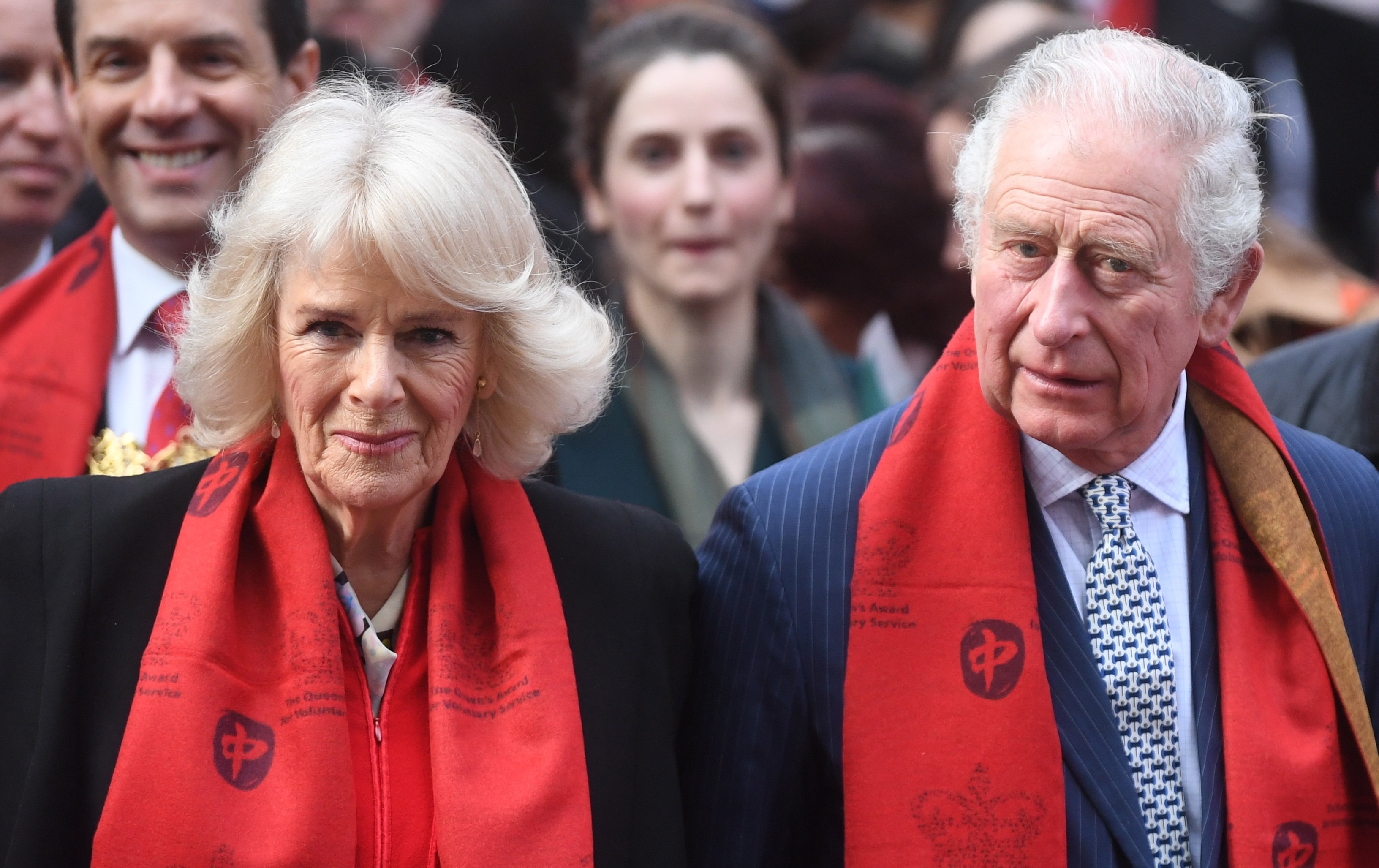 El príncipe Carlos de Inglaterra y Camila, duquesa de Cornualles, visitan el barrio chino de Londres, Gran Bretaña, el 1 de febrero de 2022. (Foto Prensa Libre: EFE)