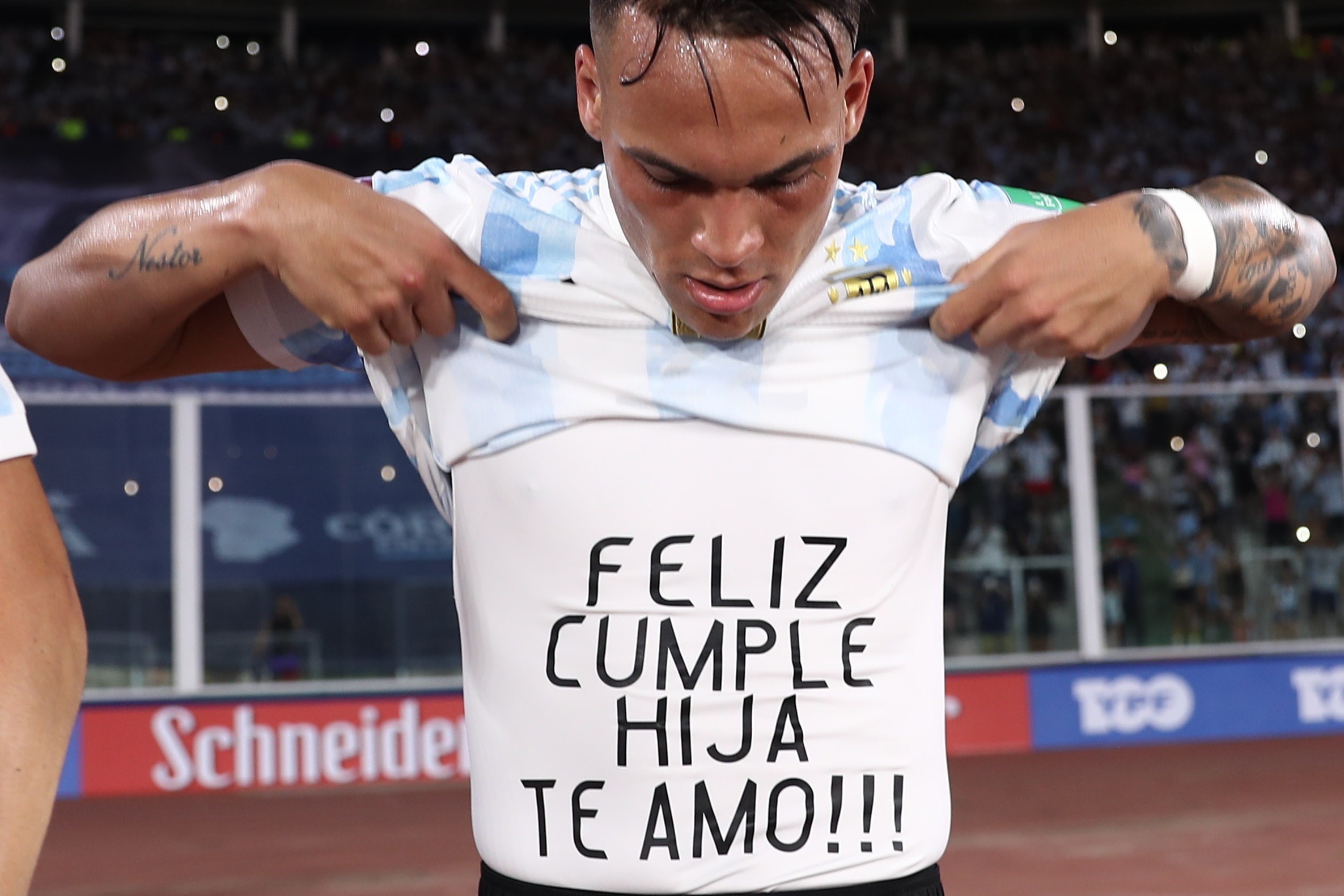 Lautaro Martínez de Argentina le dedicó el gol que le anotó a Colombia a su hija. El tanto lo consiguió en el estadio Mario Alberto Kempes en Córdoba (Argentina). Foto Prensa Libre: EFE.
