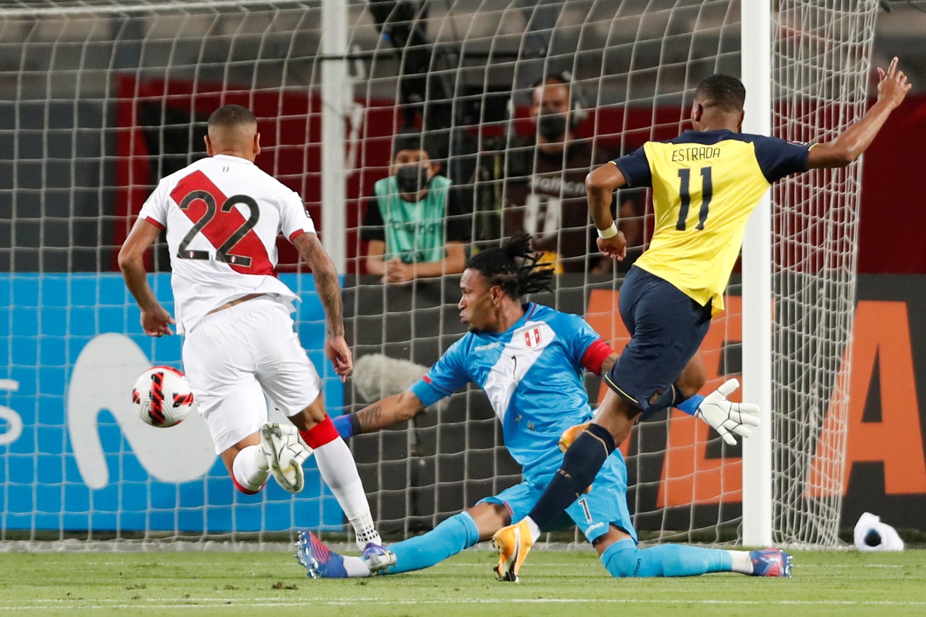 El arquero Pedro Gallese (c) de Perú recibe un gol de Michael Estrada de Ecuador en un partido de las eliminatorias sudamericanas para el Mundial de Qatar 2022 en el estadio Nacional en Lima (Perú). Foto Prensa Libre: EFE.