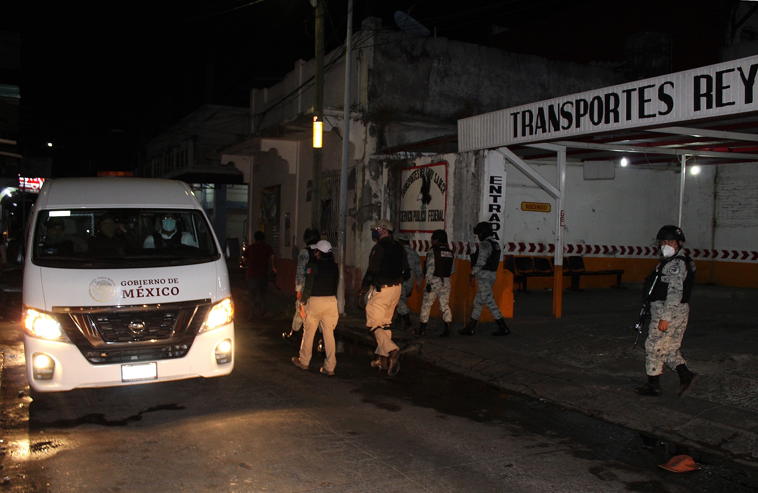 MEX4204. TAPACHULA (MÉXICO), 02/02/2022.- Elementos de la Guardia Nacional y del Instituto Nacional de Migración (INM), realizan operativos para detener a migrantes centroamericanos en la madrugada de hoy, en Tapachula, en Chiapas (México). Decenas de migrantes fueron detenidos en las últimas horas por agentes de seguridad mexicanos en el municipio de Tapachula, en el suroriental estado de Chiapas. EFE/ Juan Manuel Blanco