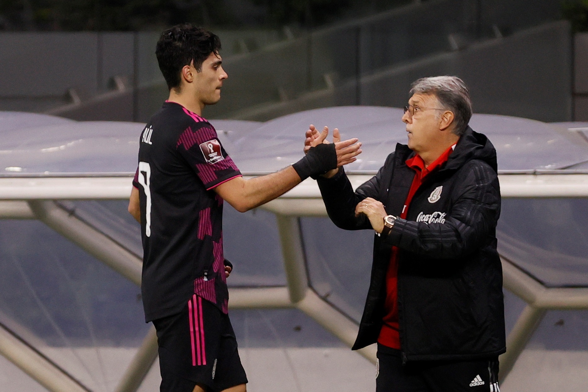 AMDEP6116. CIUDAD DE MÉXICO (MÉXICO), 02/02/2022.- Raúl Jiménez (i) de México celebra un gol con el entrenador Gerardo 'Tata' Martino hoy, en un partido de las eliminatorias de la Concacaf para el Mundial de Catar 2022 entre México y Panamá en el estadio Azteca en Ciudad de México (México). EFE/José Méndez