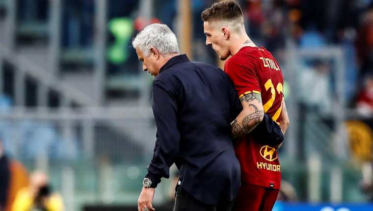 El técnico Jose Mourinho explotó con los jugadores luego de la derrota de la Roma contra el Inter. (Foto Prensa Libre: EFE).
