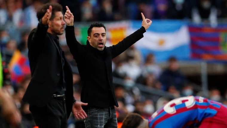 El entrenador del FC Barcelona Xavi Hernández le ganó el duelo a Diego Simeone. (Foto Prensa Libre: EFE)