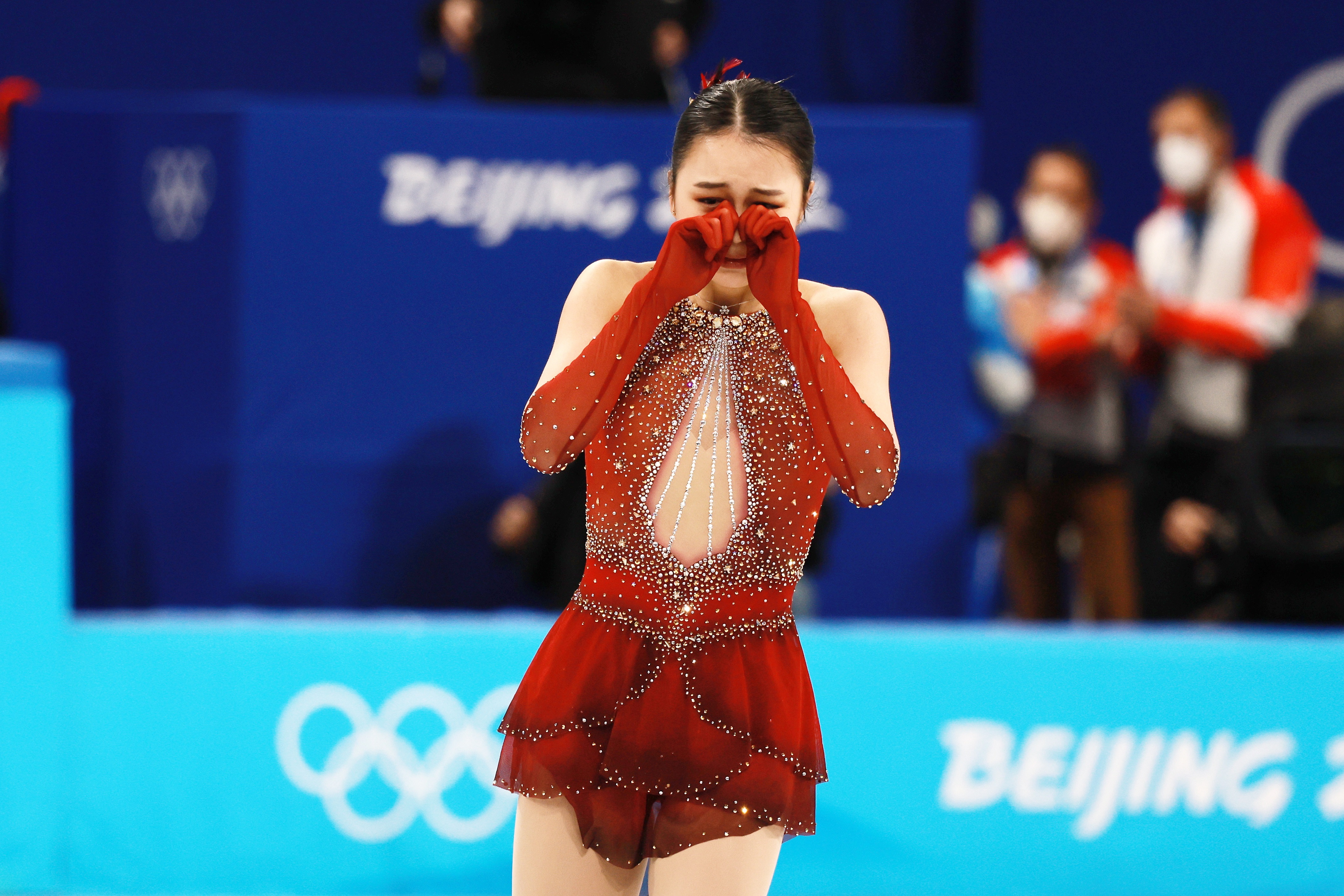Yi Zhu, de china, llora al final de su rutina durante la competencia de patinaje libre por equipos. (Foto Prensa Libre: EFE).  
