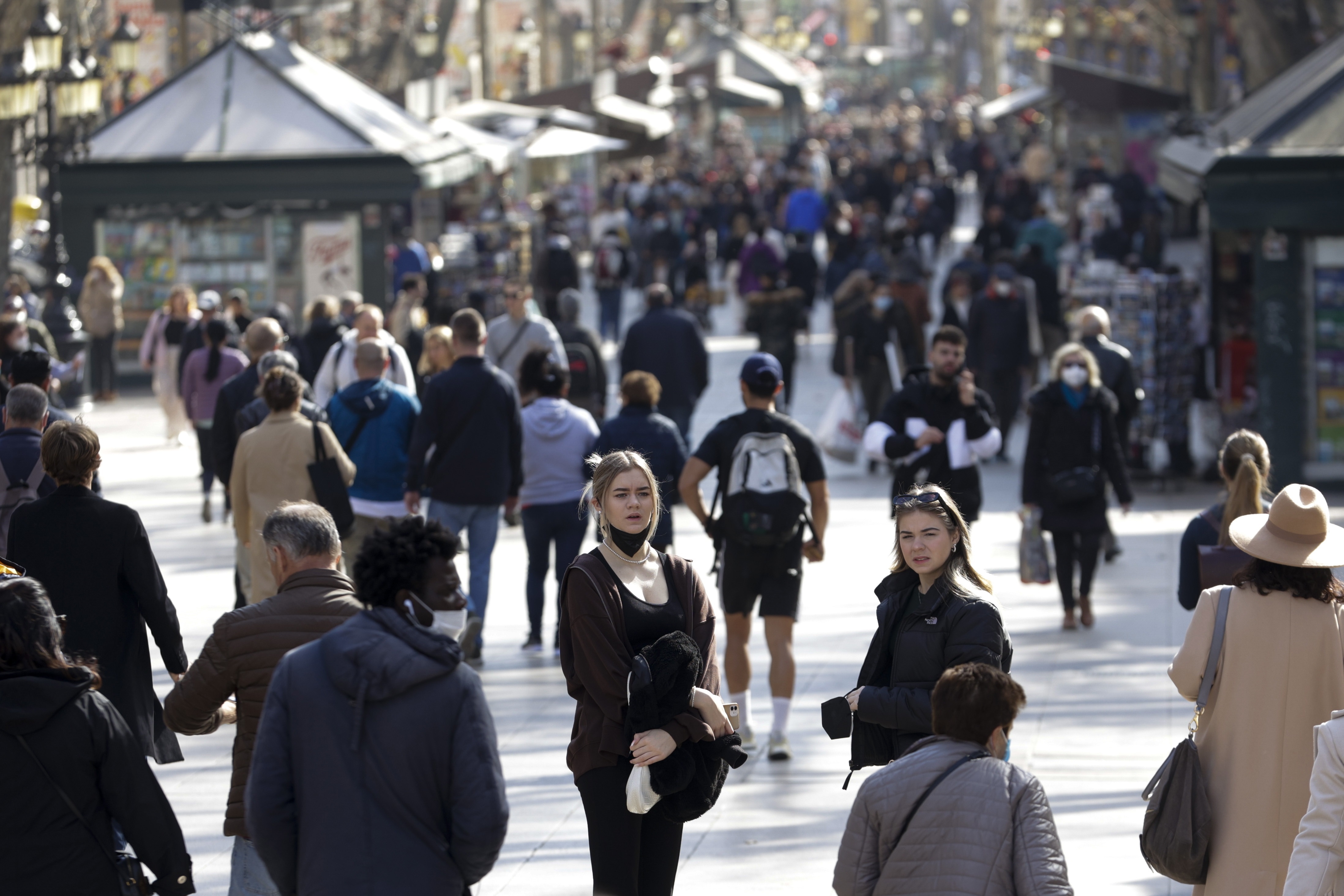 Varias personas pasean por la Rambla de Barcelona, España. (Foto Prensa Libre: EFE)