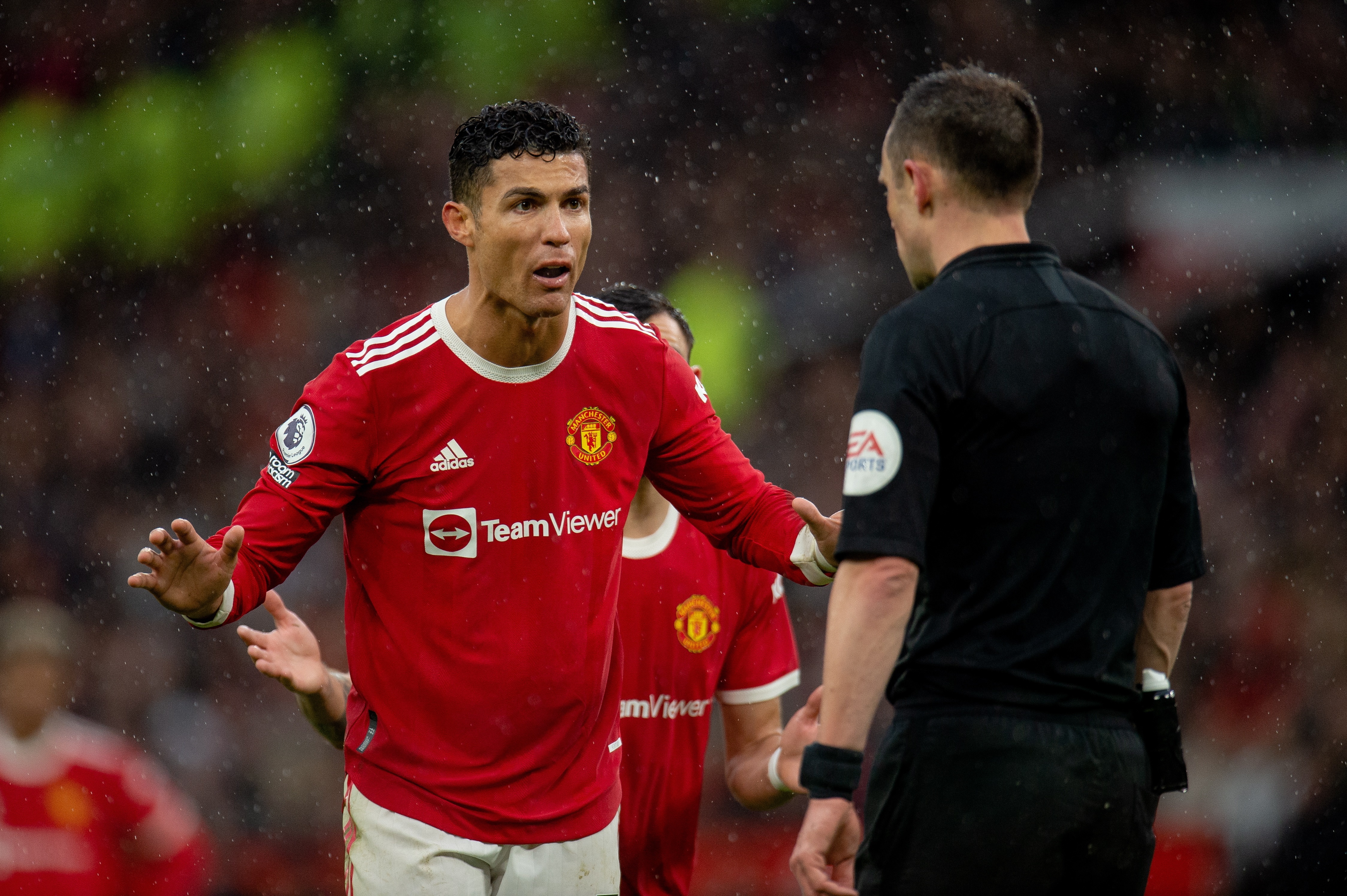 El delantero del Manchester United Cristiano Ronaldo (I) discute con el árbitro Stuart Attwell (d) durante el partido frente al Southampton FC. (Foto Prensa Libre: EFE)