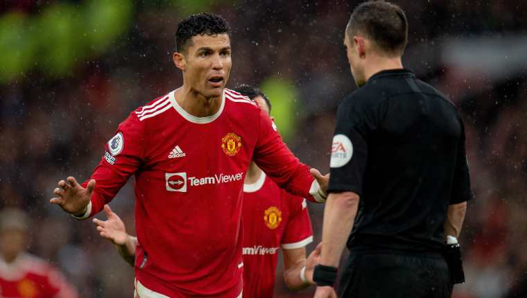 El delantero del Manchester United Cristiano Ronaldo (I) discute con el árbitro Stuart Attwell (d) durante el partido frente al Southampton FC. (Foto Prensa Libre: EFE)