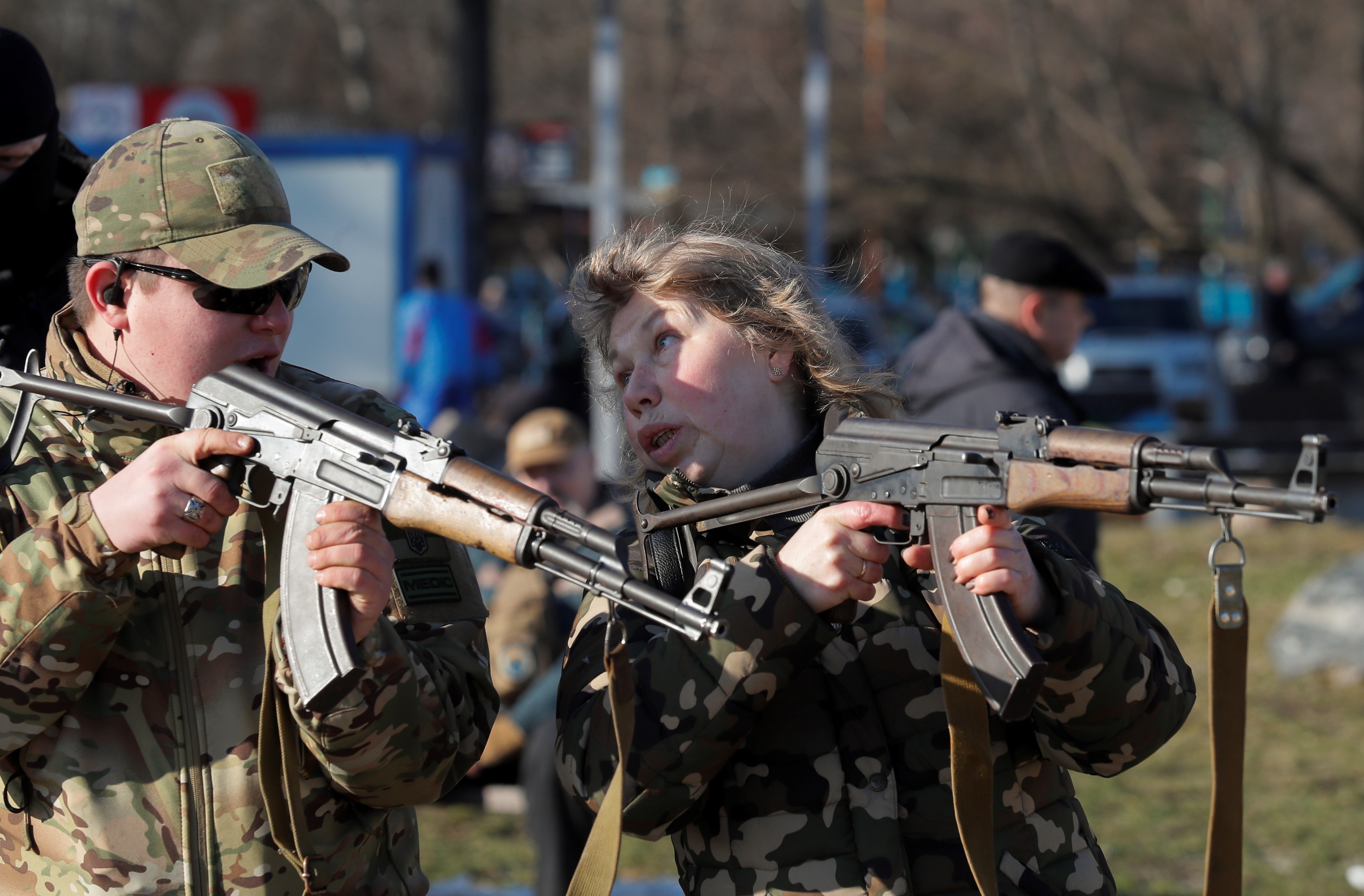 En Kiev, Ucrania, personas atienden un entrenamiento militar para civiles. (Foto Prensa Libre: EFE)