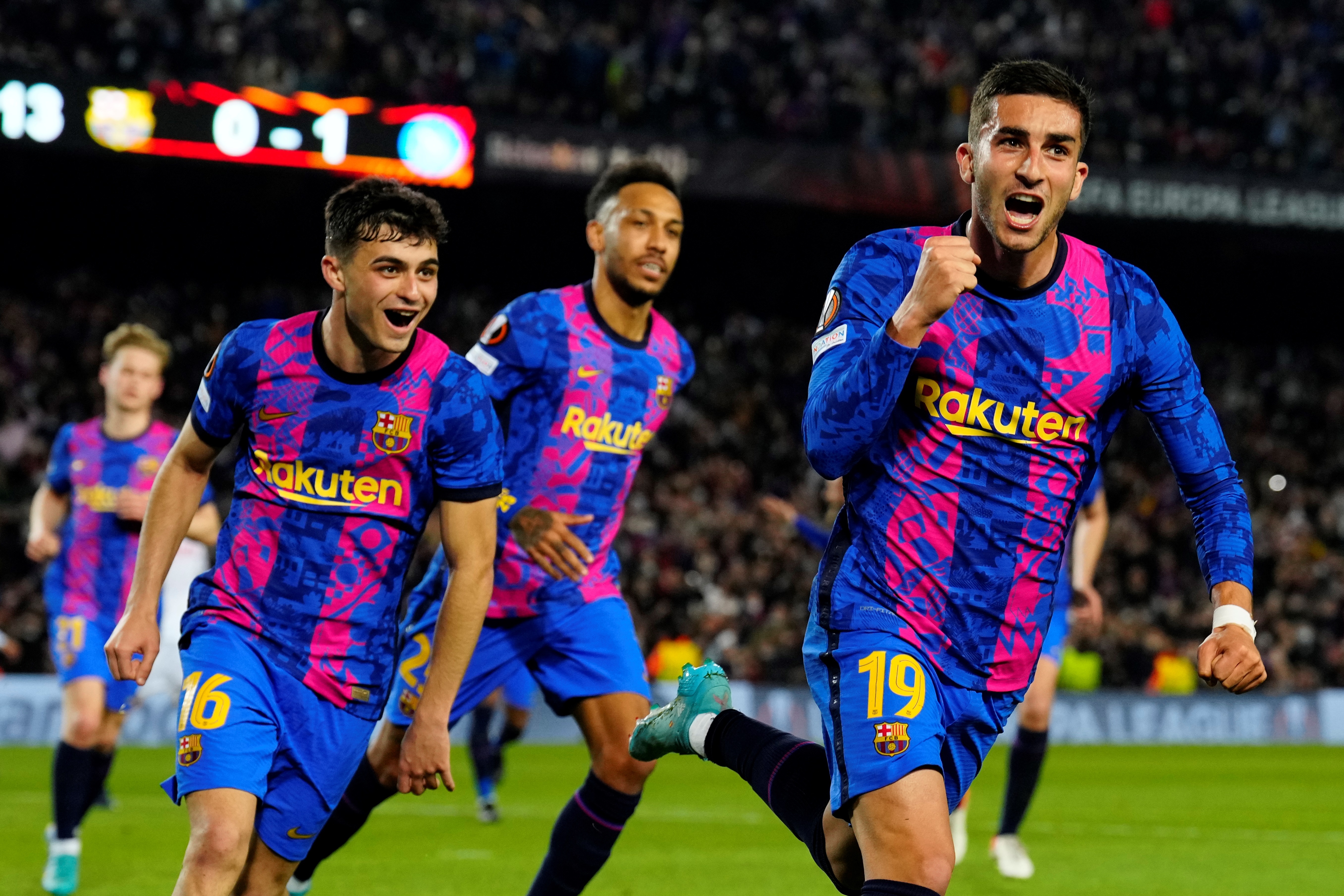 El delantero del Barcelona Ferrán Torres (d) celebra tras marcar el 1-1 durante el encuentro de ida de dieciseisavos de final de Liga Europa entre el FC Barcelona y el Nápoli, este jueves 17 de febrero  en el Camp Nou en España. Foto Prensa Libre: EFE.