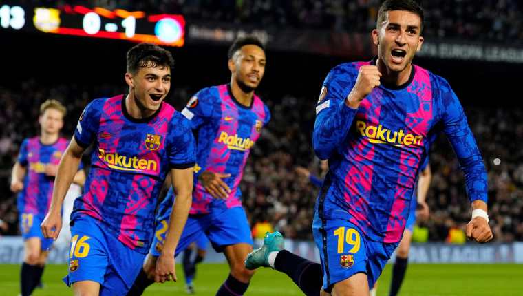 El delantero del Barcelona Ferrán Torres (d) celebra tras marcar el 1-1 durante el encuentro de ida de dieciseisavos de final de Liga Europa entre el FC Barcelona y el Nápoli, este jueves 17 de febrero  en el Camp Nou en España. Foto Prensa Libre: EFE.