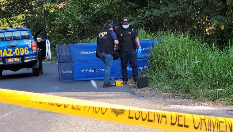 Autoridades en el lugar don de encontraron los dos cadáveres en Mazatenango, Suchitepéquez. (Foto Prensa Libre: Marvin Túnchez)