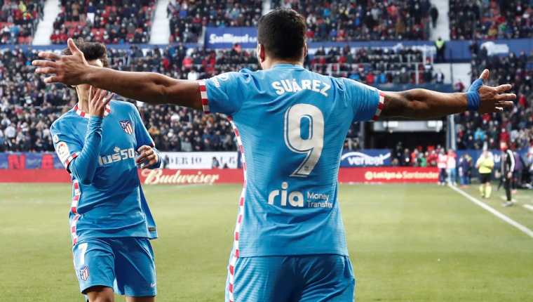 El delantero uruguayo del Atlético de Madrid, Luis Suárez, celebra con su compañero Joao Félix tras marcar el 0-2 durante el partido  ante Osasuna. (Foto Prensa Libre: EFE)