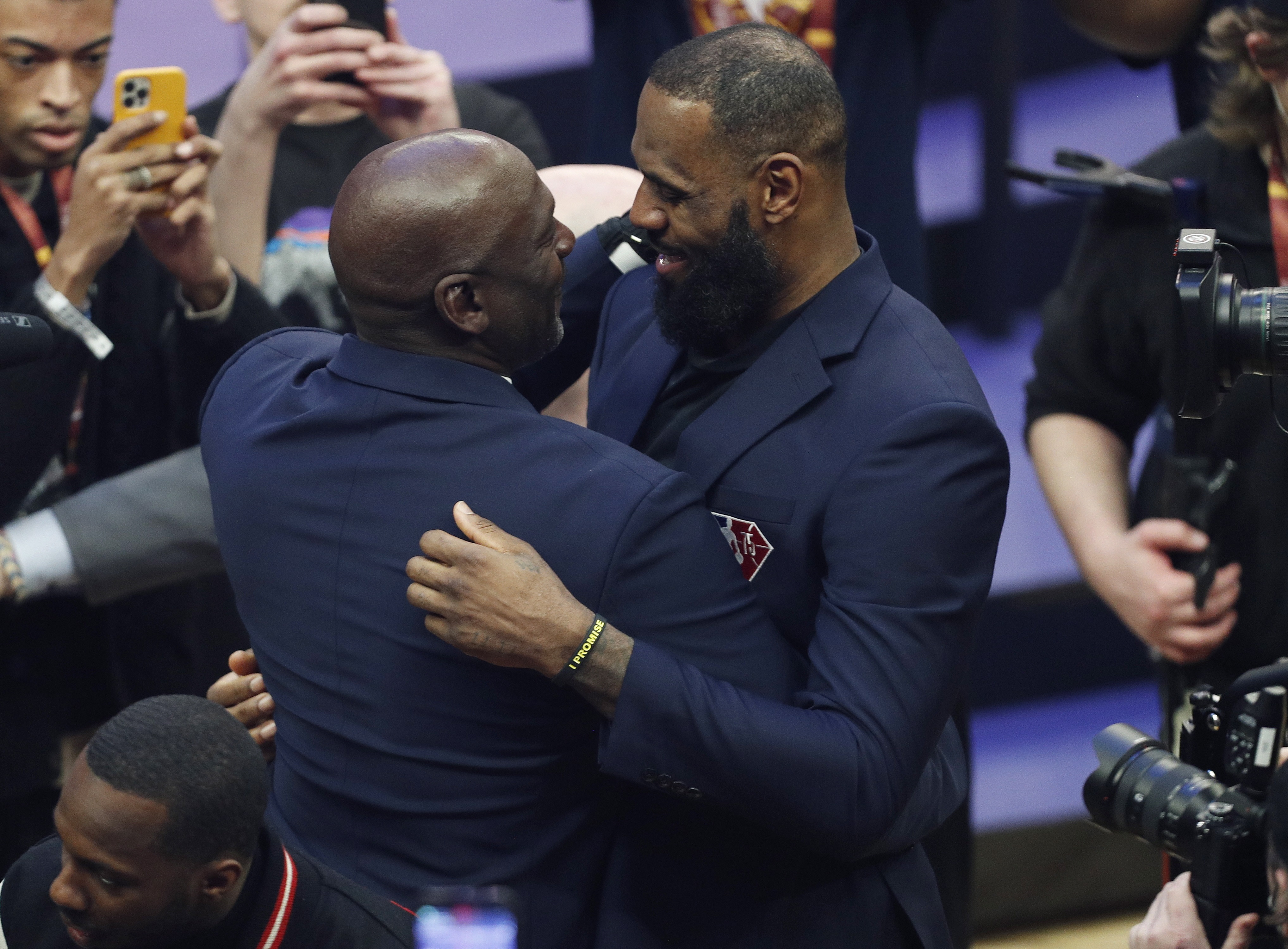 El jugador de Los Ángeles Lakers, LeBron James (d) saluda a la leyenda del baloncesto Michael Jordan (i). (Foto Prensa Libre: EFE)