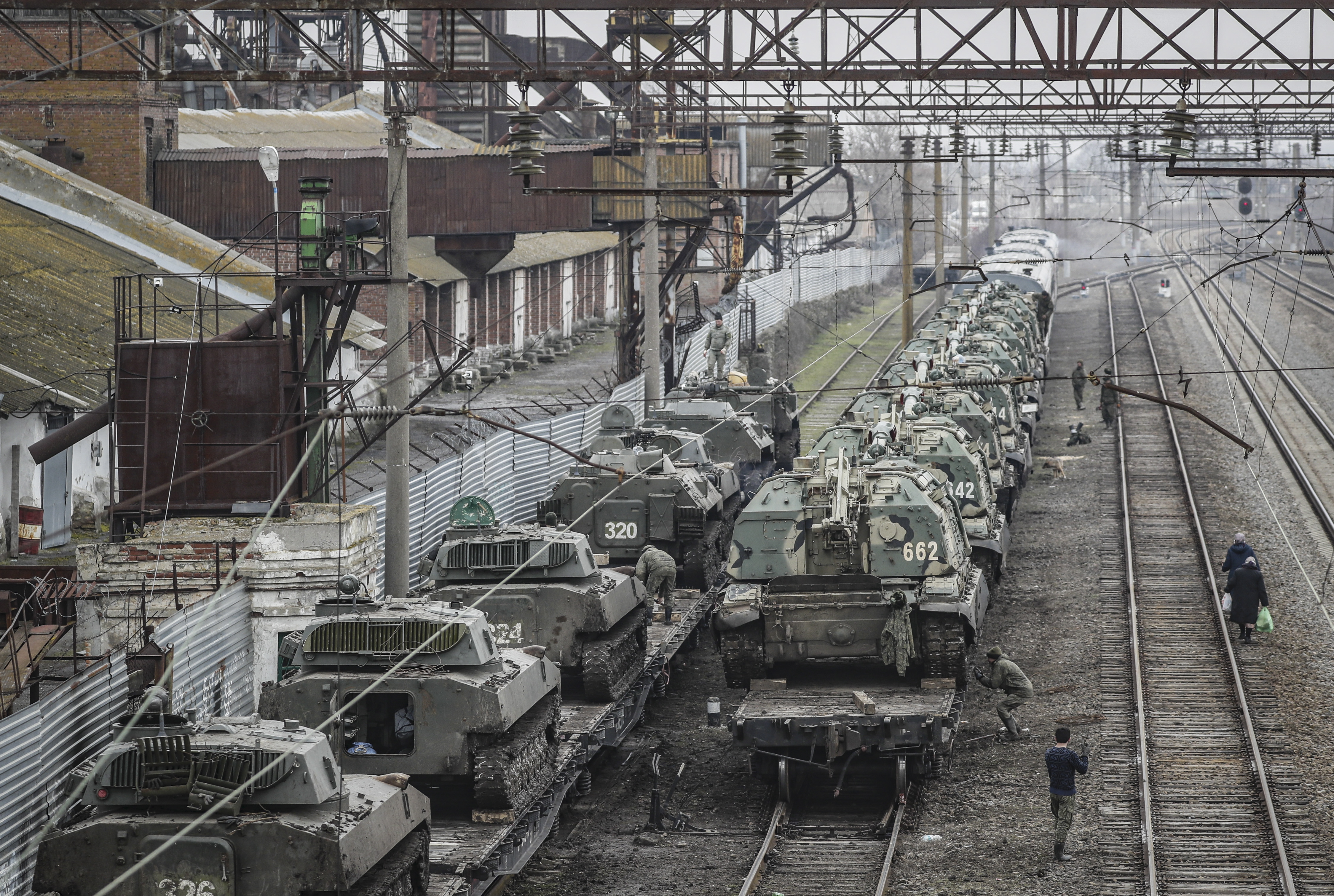 Vehículos acorazados de Rusia en la estación de tren de Rostov, el 23 de febrero, luego que ese país reconociera la independencia autoproclamada de las ciudades ucranianas de Donetsk y Luhansk. (Foto Prensa Libre: EFE)