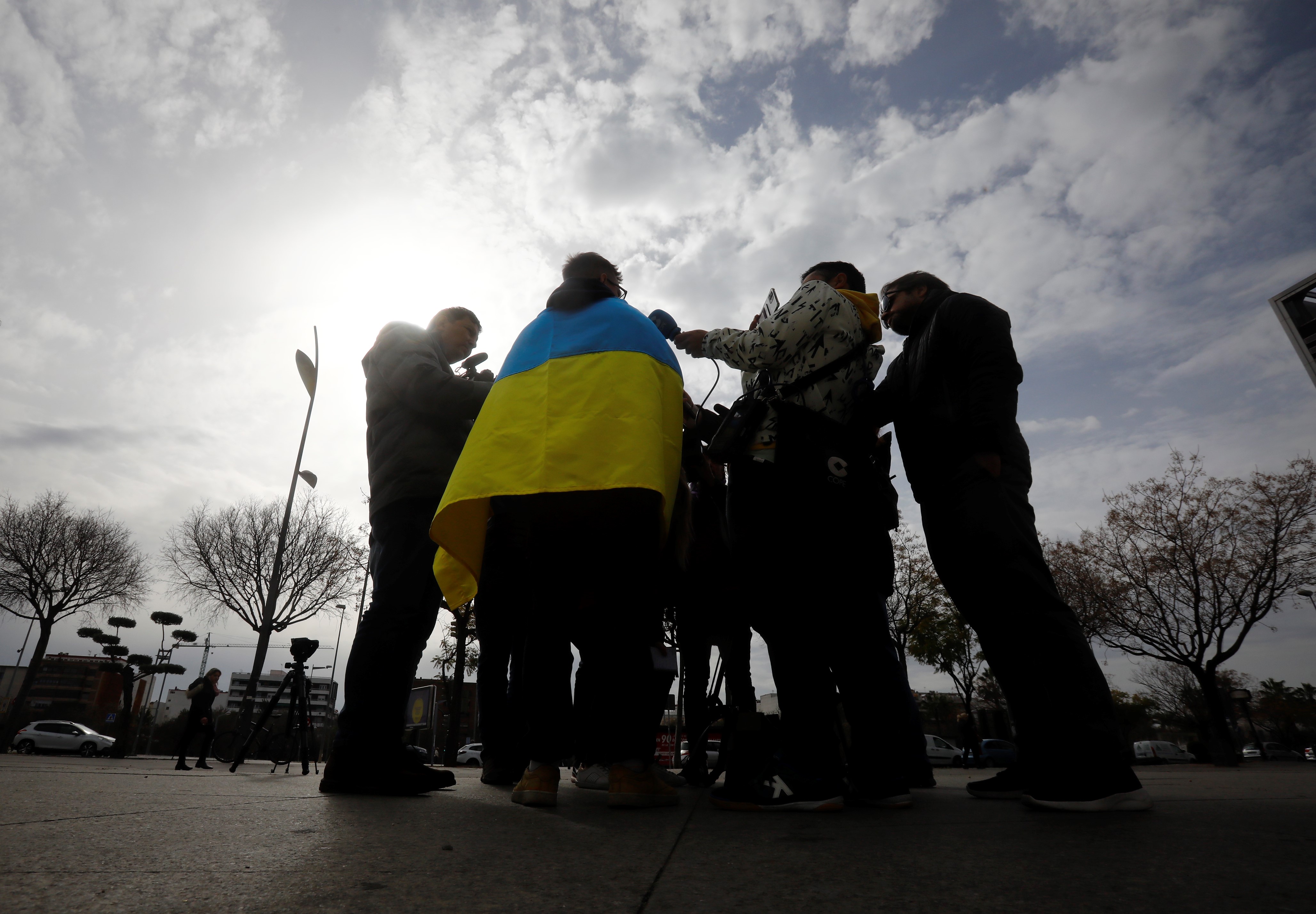 Aficionados de selección ucraniana con la bandera de su país a las puertas del hotel donde se encuentran alojados tras suspender su último entrenamiento antes del encuentro que debía disputar en Córdoba ante España por la crisis bélica que vive su país tras el ataque de Rusia. Foto Prensa Libre: EFE.