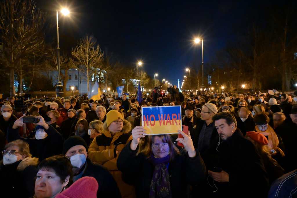 Miles de personas salen a las calles para pedir a Putin que detenga la ...