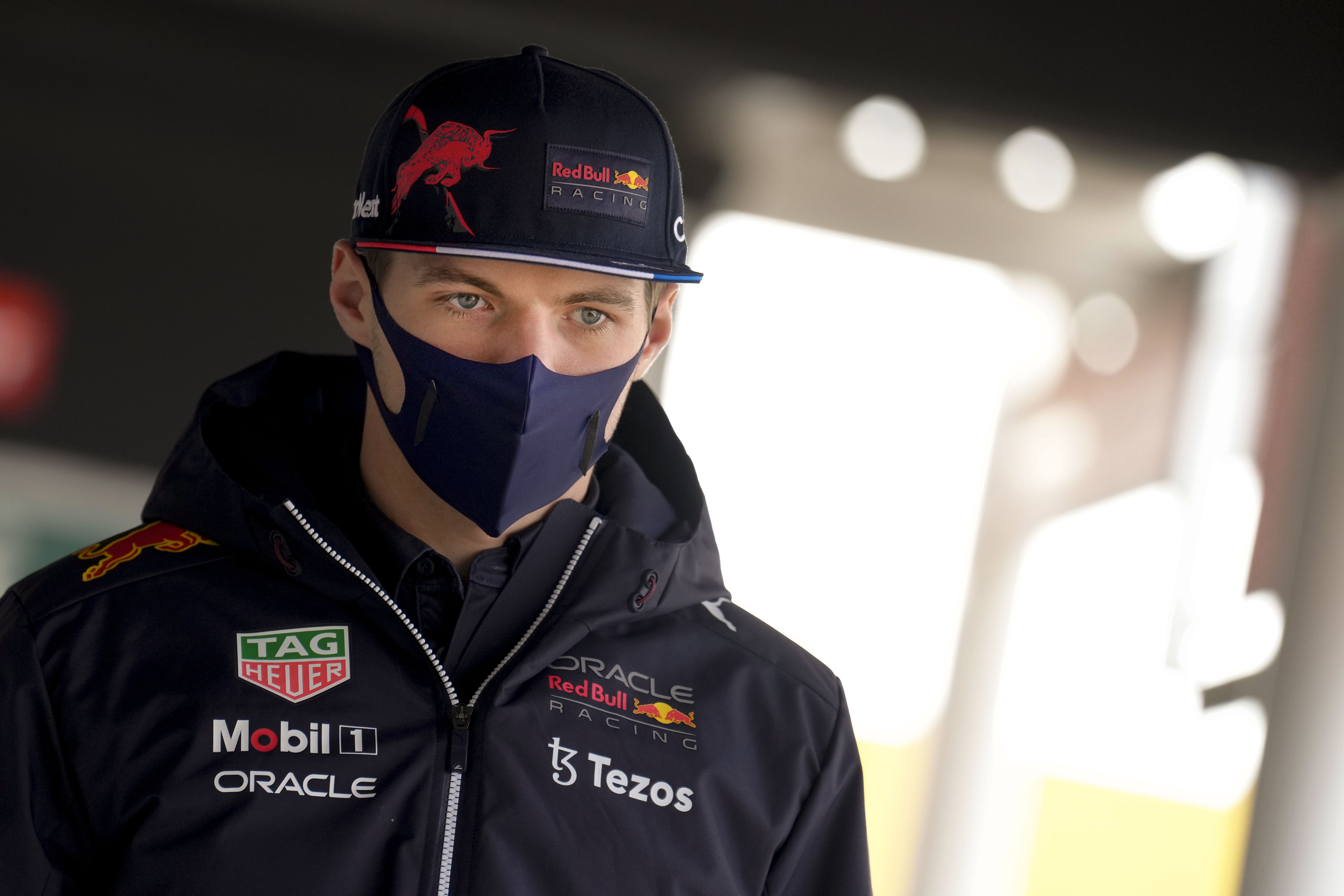 El piloto holandés de Red Bull, Max Verstappen durante la segunda jornada de los entrenamientos oficiales de pretemporada de Fórmula Uno que se celebran en el circuito de Barcelona. (Foto Prensa Libre: EFE)