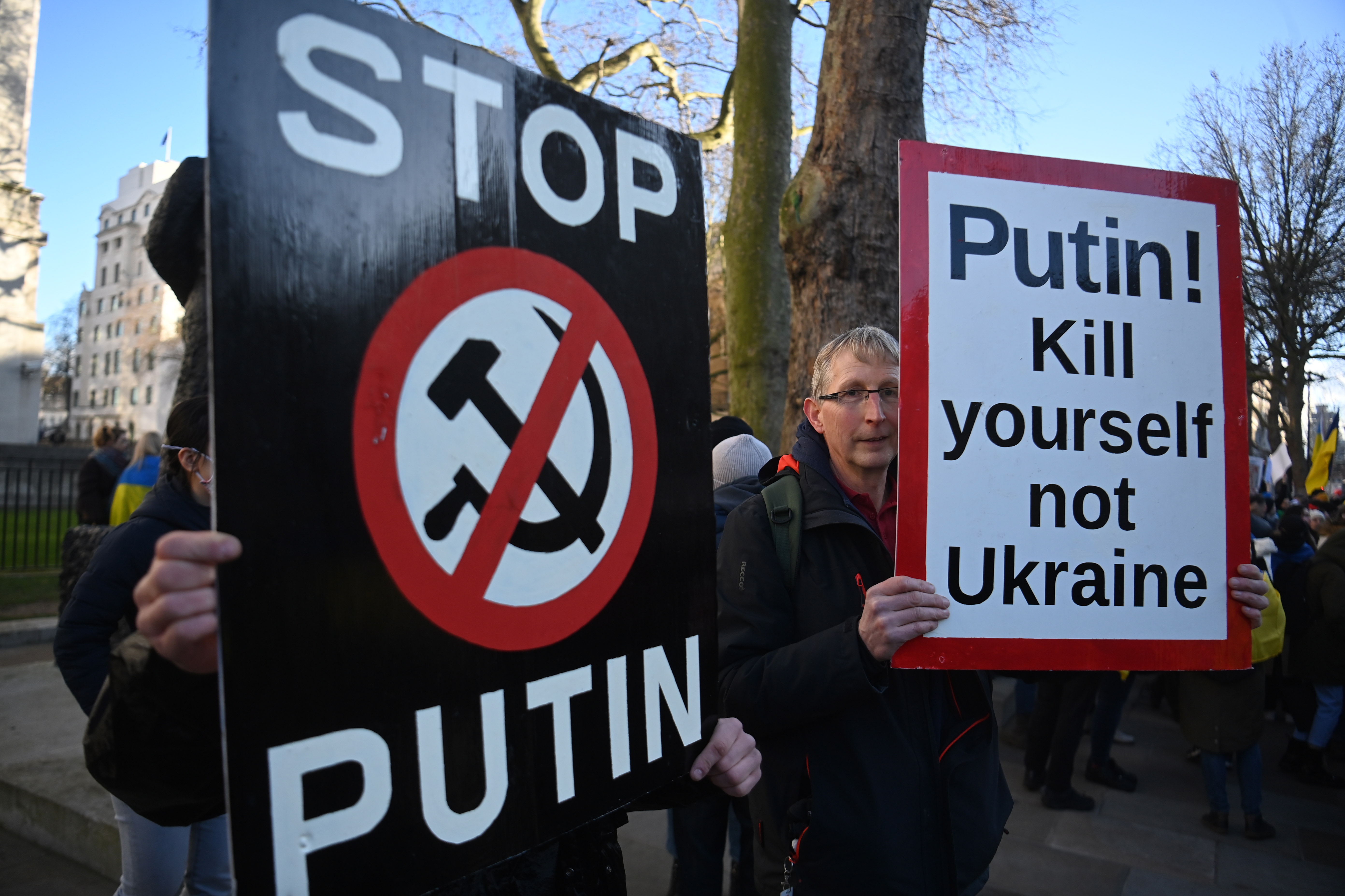 London (United Kingdom), 24/02/2022.- Ukrainians protest against the Russian invasion of Ukraine outside Downing Street in London, Britain, 24 February 2022. Russian troops launched a major military operation on Ukraine on 24 February, after weeks of intense diplomacy and the imposition of Western sanctions on Russia aimed at preventing an armed conflict in Ukraine. (Protestas, Rusia, Ucrania, Reino Unido, Londres) EFE/EPA/NEIL HALL