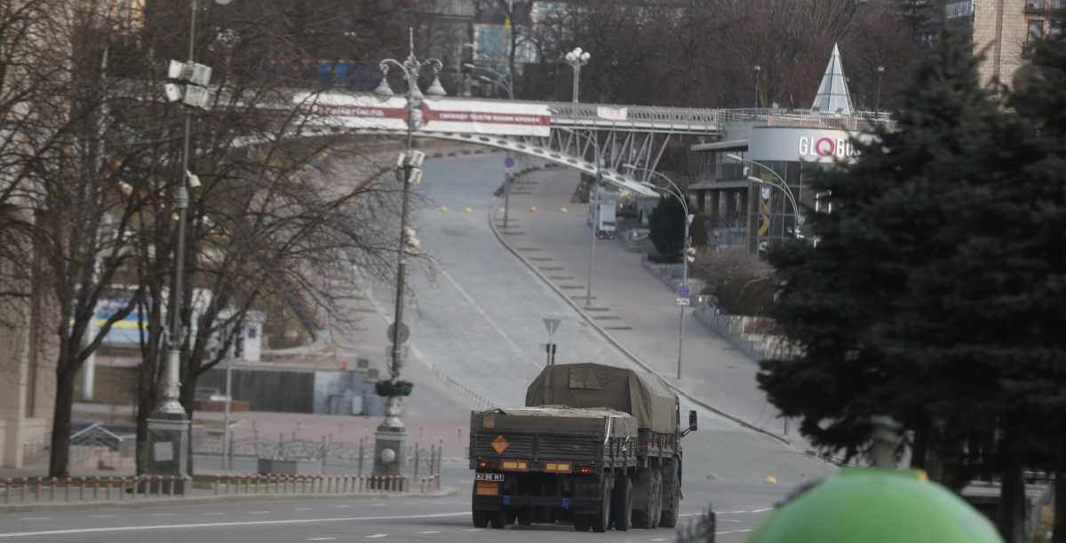 Video: el momento en que un periodista graba los tiroteos entre militares en un puente de Kiev