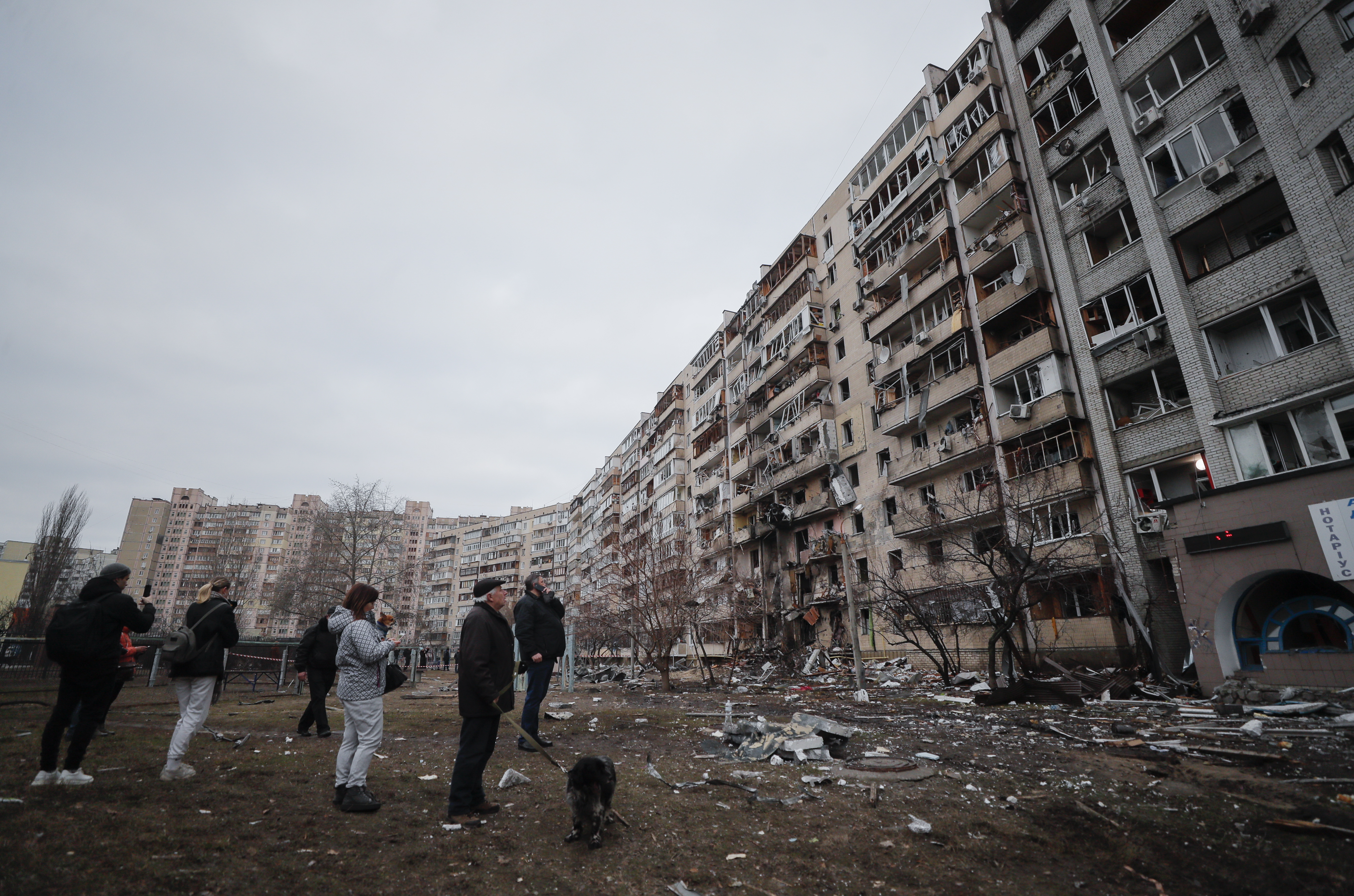 Consecuencias de un bombardeo nocturno en una zona residencial de Kiev, Ucrania, el 25 de febrero de 2022. (Foto Prensa Libre: EFE)
