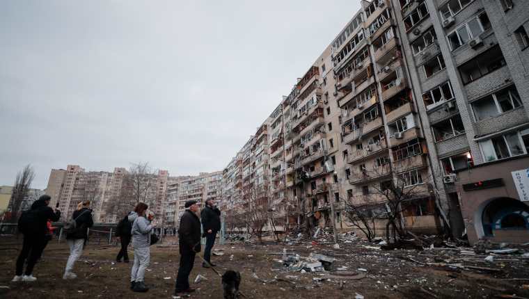 Consecuencias de un bombardeo nocturno en una zona residencial de Kiev, Ucrania, el 25 de febrero de 2022. (Foto Prensa Libre: EFE)
