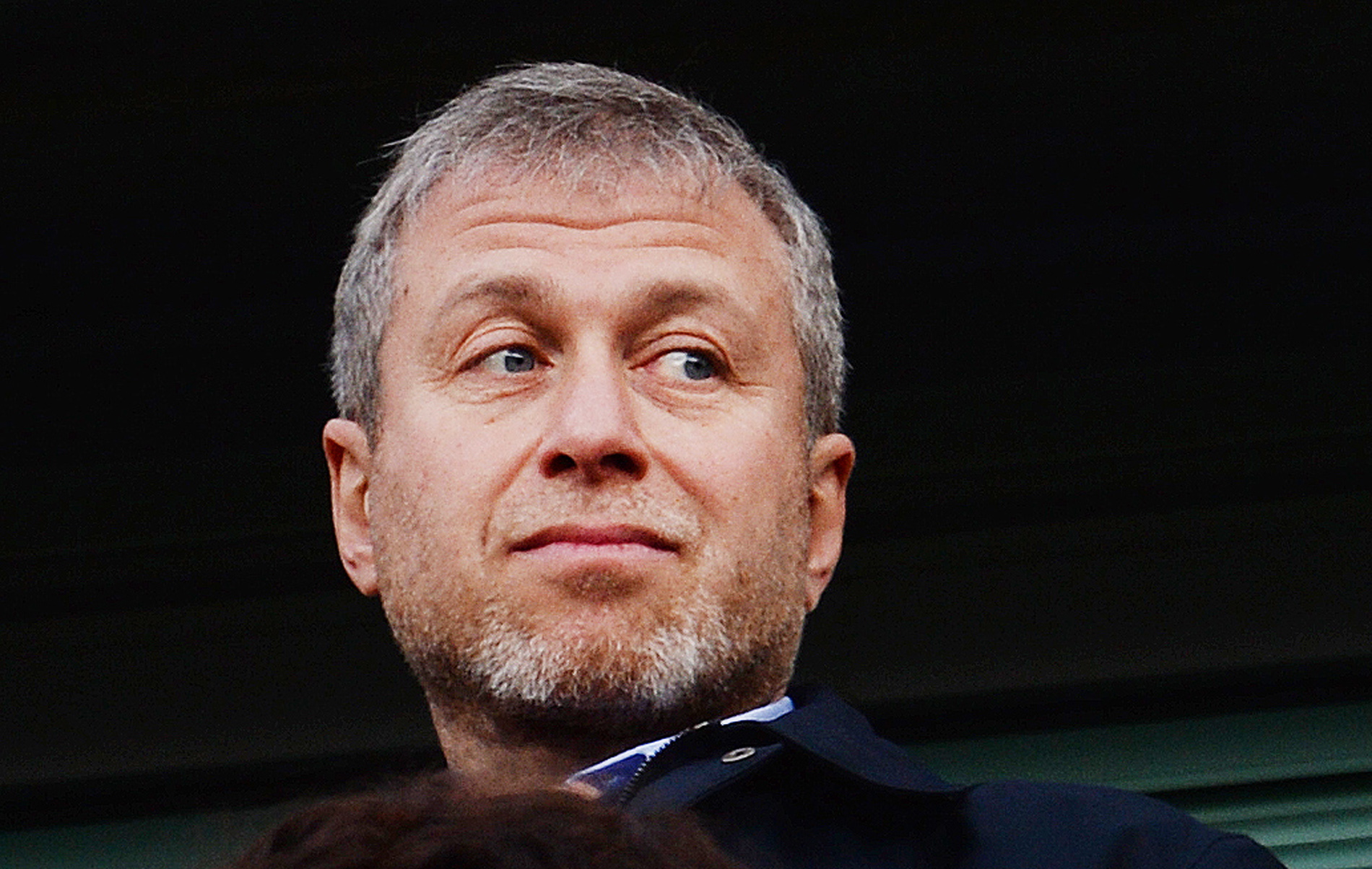 El dueño del Chelsea Roman Abramovich observa el partido de los suyos ante el Arsenal. (Foto Prensa Libre: EFE)