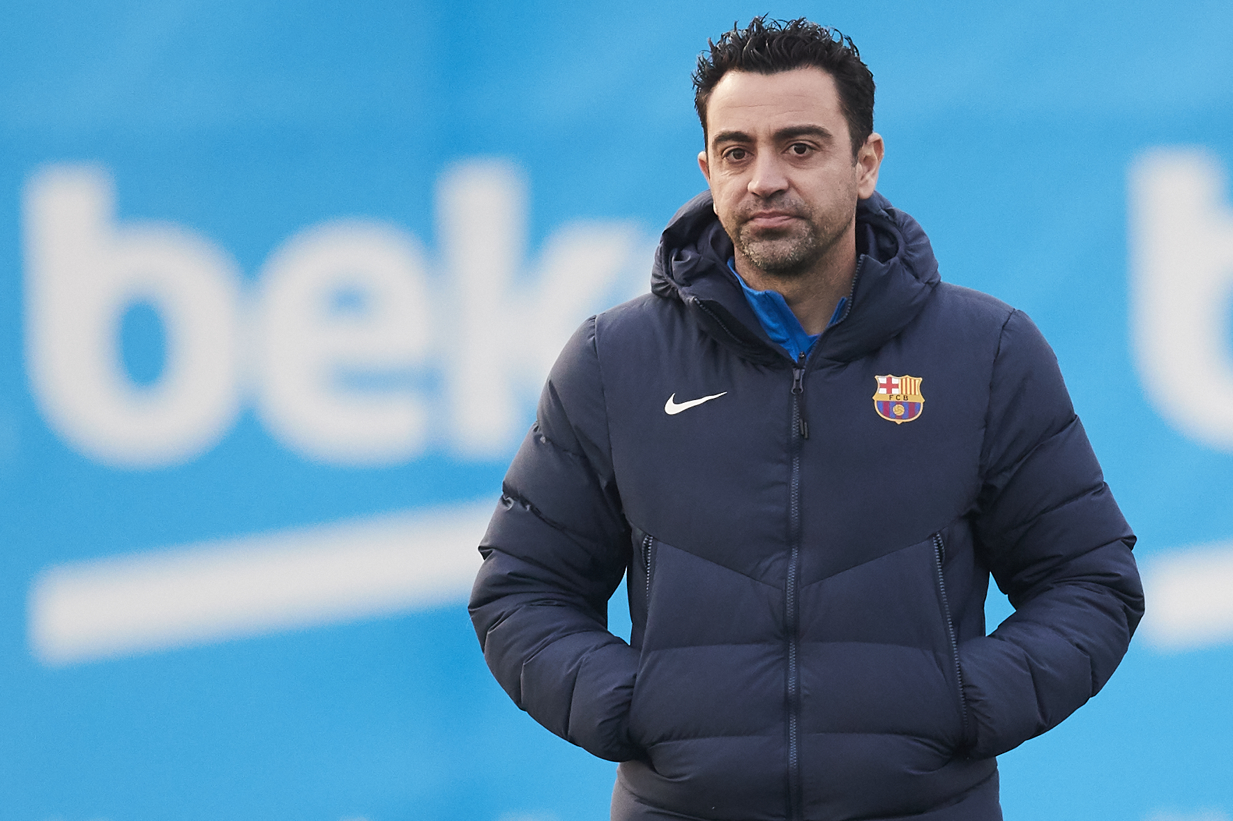 El entrenador del FC Barcelona, Xavi Hernández, durante el entrenamiento previo al Athletic Club. (Foto Prensa Libre: EFE)
