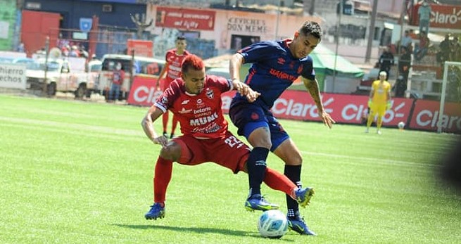 El jugador de Malacateco Edwin Fuentes disputa el balón con un jugador de Municipal. (Foto Prensa Libre: Facebook)