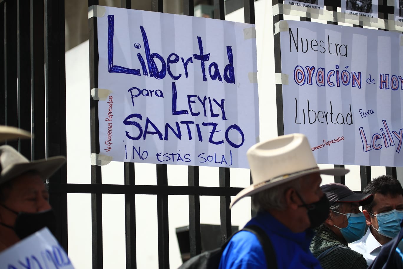 Representantes de varias organizaciones exigen la liberación de Leily Santizo y Eva Xiomara Sosa, abogadas que formaron parte de la lucha anticorrupción que envío tras las rejas a políticos y empresarios. (Foto Prensa Libre: Carlos Hernández)