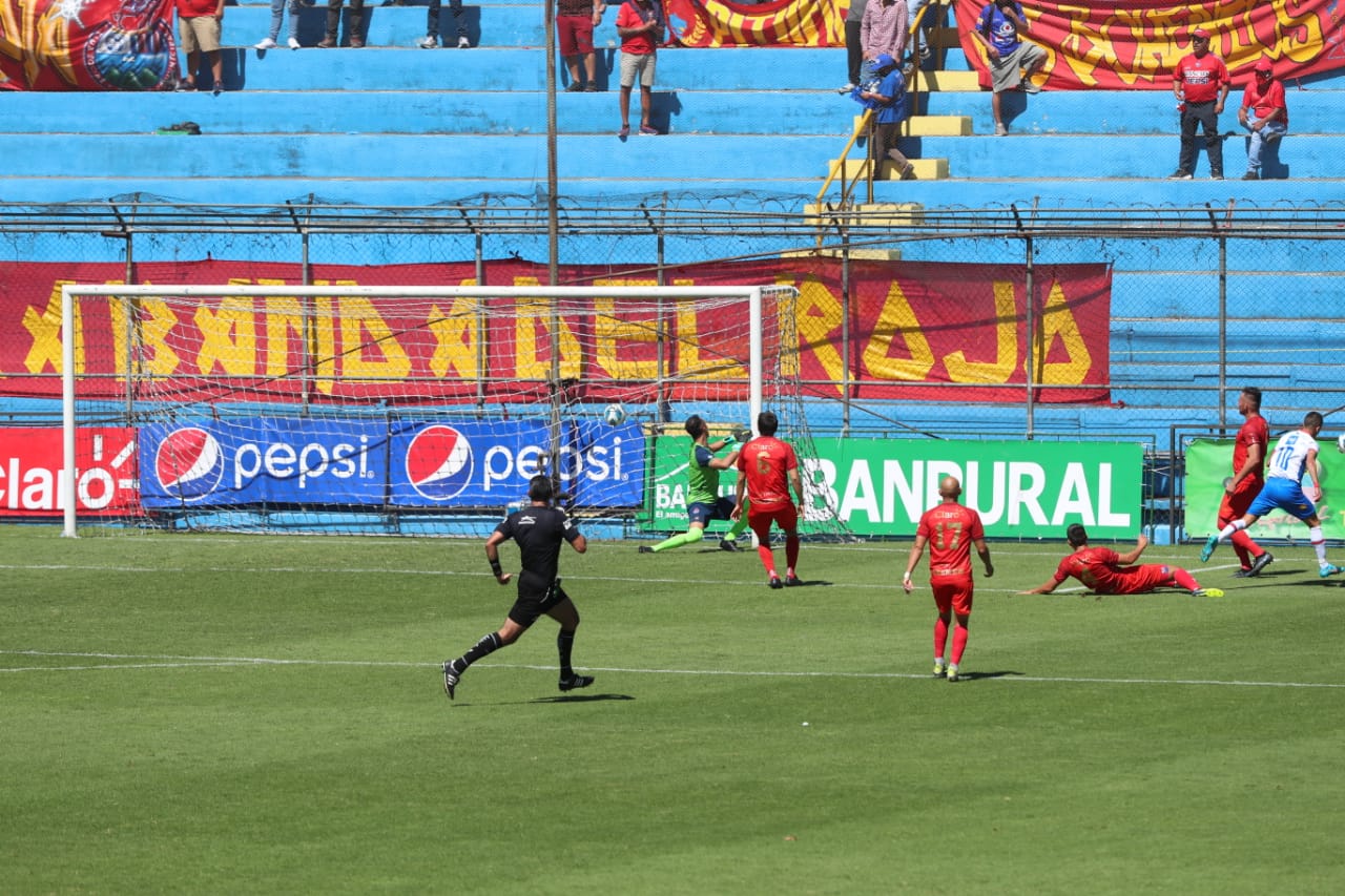 Mario Escobar dirigió el juego entre rojos y Xelajú, en El Trébol. (Foto Prensa Libre: Érick Ávila)