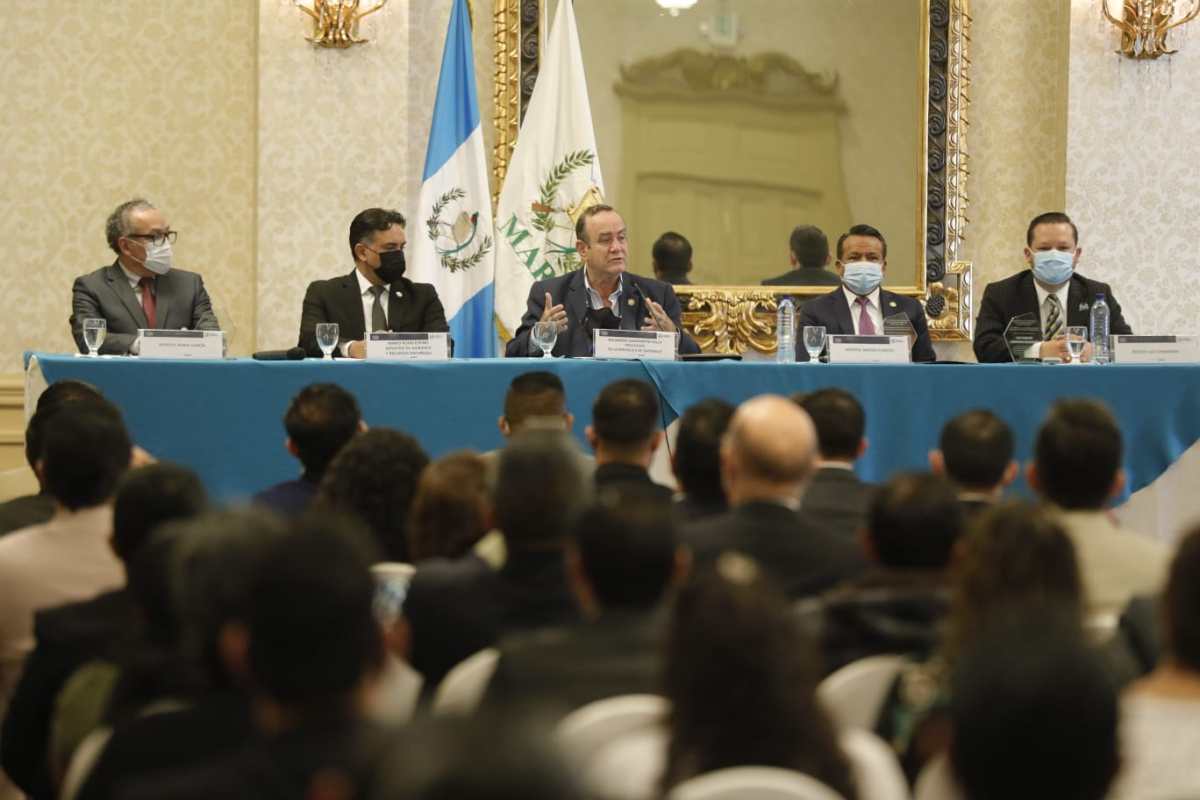 Giammattei anuncia el Patio de la Vida y la Familia en el Palacio Nacional y dice que Guatemala “está llamada para ser luz”