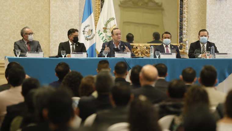 El presidente Alejandro Giammattei anunció la creación del Patio de la Vida y de la Familia en el Palacio Nacional de la Cultura. (Foto Prensa Libre: Esbin García)