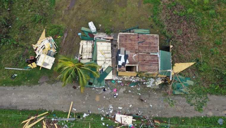 Varias casas de Rancho Grande, Morales, Izabal, fueron dañadas por un tornado. (Foto Prensa Libe: María José Bonilla)