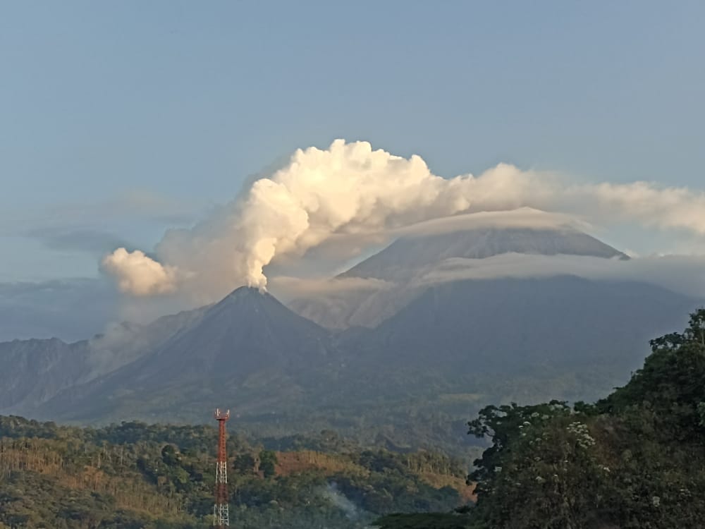 El volcán Santiaguito continúa en erupción y causa alarma en poblaciones cercanas. (Foto Prensa Libre: Conred)