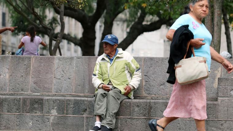 Adultos mayores de 65 años pueden ser beneficiados con una ayuda estatal de Q500 mensuales. (Foto Prensa Libre: HemerotecaPL)