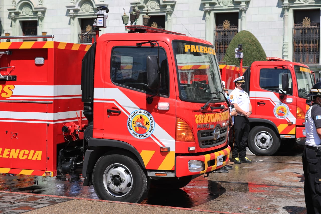 Los Bomberos Voluntarios recibieron 130 unidades equipadas para atender a la población guatemalteca. (Foto Prensa Libre: Élmer Vargas)