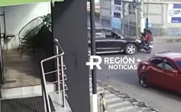 Video: Así registró una cámara el accidente entre un motorista y otro automóvil en San Marcos