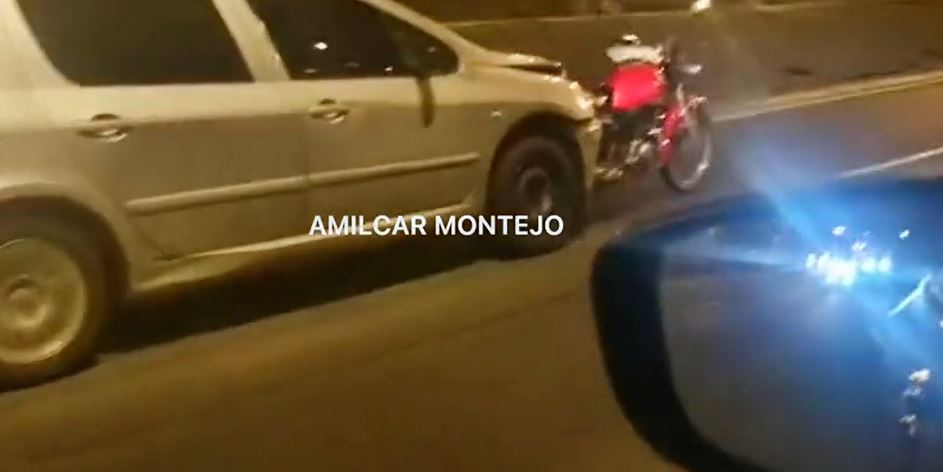 Una motocicleta arrollada quedó incrustada en la parte delantera del vehículo, cuyo conductor huyó en el Anillo Periférico. (Foto Prensa Libre: Amílcar Montejo)