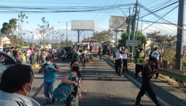 Tres personas perdieron la vida en el accidente de tránsito en el km 19.5 de la ruta Interamericana. (Foto Prensa Libre: Víctor Chamalé)