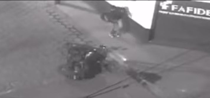 Video: El momento en que motorista choca contra picop y cae en una banqueta