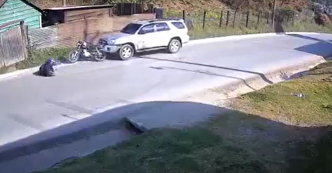 Video: Así fue el momento en que motorista fue arrollado y su motocicleta arrastrada en Huehuetenango