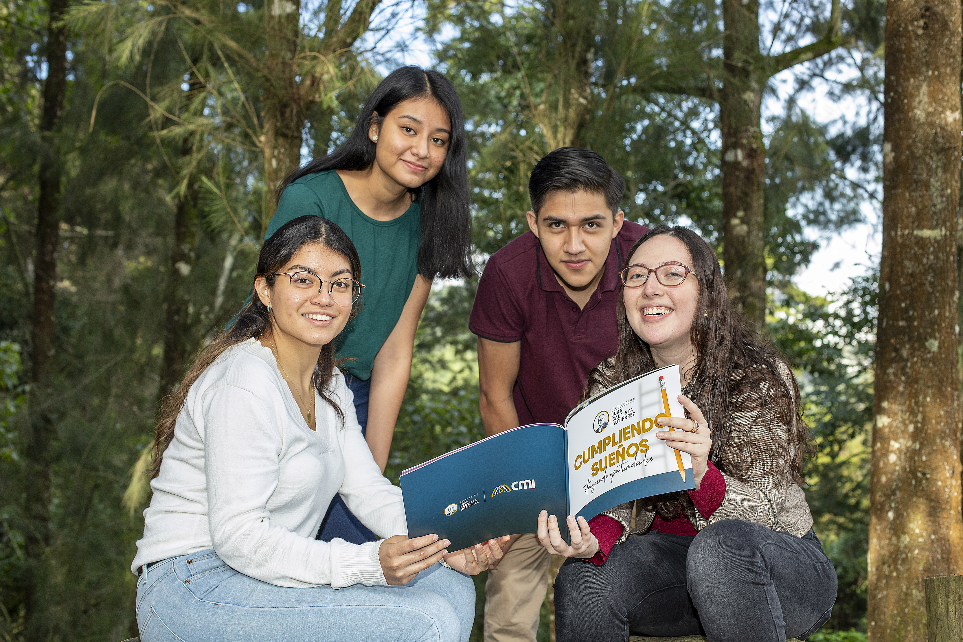 Los jóvenes guatemaltecos pueden optar a las becas de la Fundación Juan Bautista Gutiérrez. Foto Prensa Libre: Cortesía