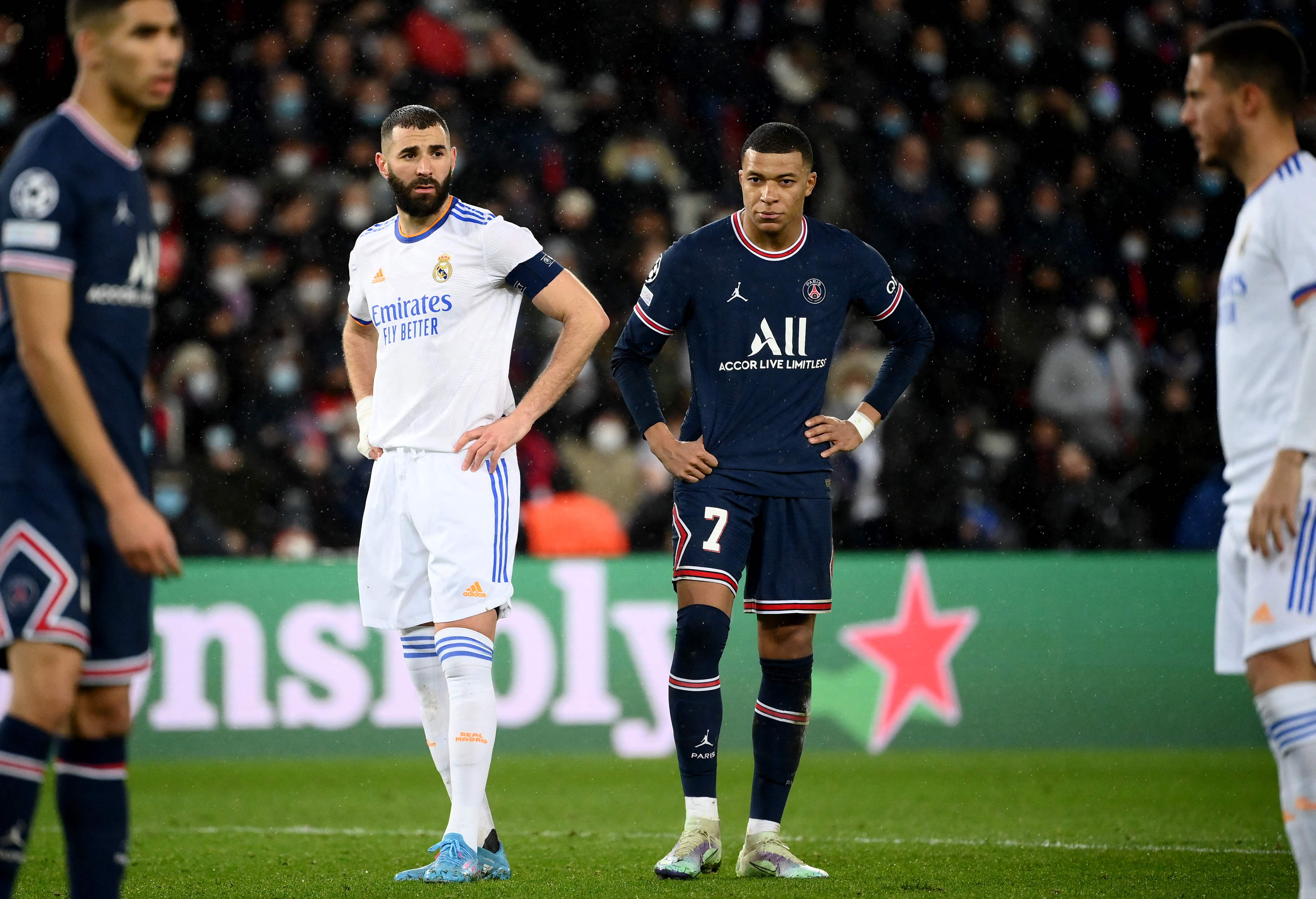 Karim Benzema apareció en el partido de la Champions League, donde el Real Madrid perdió contra el París SG. (Foto Prensa Libre: AFP).