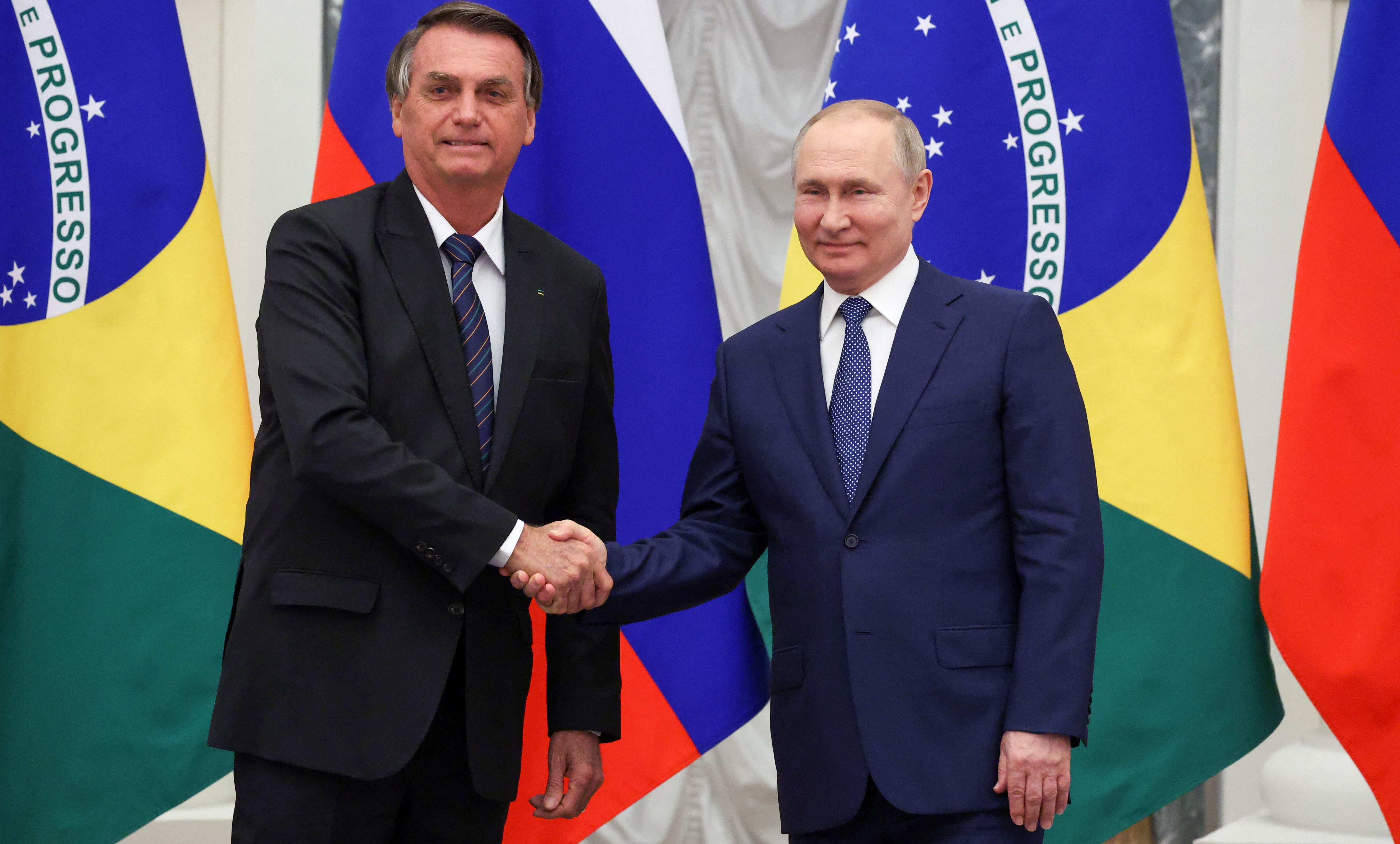 El presidente ruso Vladimir Putin (R) estrecha la mano del presidente de Brasil Jair Bolsonaro durante una conferencia de prensa conjunta tras sus conversaciones en el Kremlin, en Moscú, el 16 de febrero de 2022. (Foto Prensa Libre: AFP)