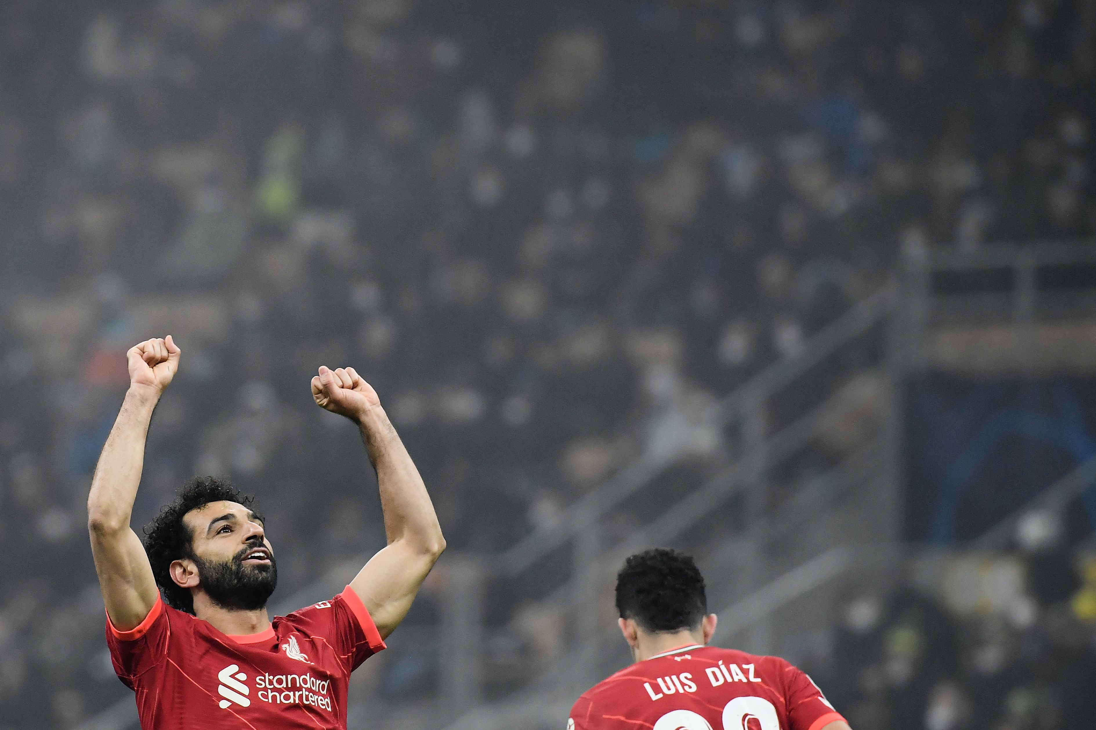 El egipcio Mohamed Salah celebra uno de los dos goles que marcaron en el juego de ida de los octavos de final ante el Inter de Milán en San Siro. El Liverpool venció 2-0. Foto Prensa Libre: AFP.